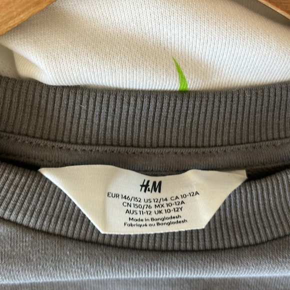 H&M Boys Crewneck Sweatshirt - Picture 3 of 3